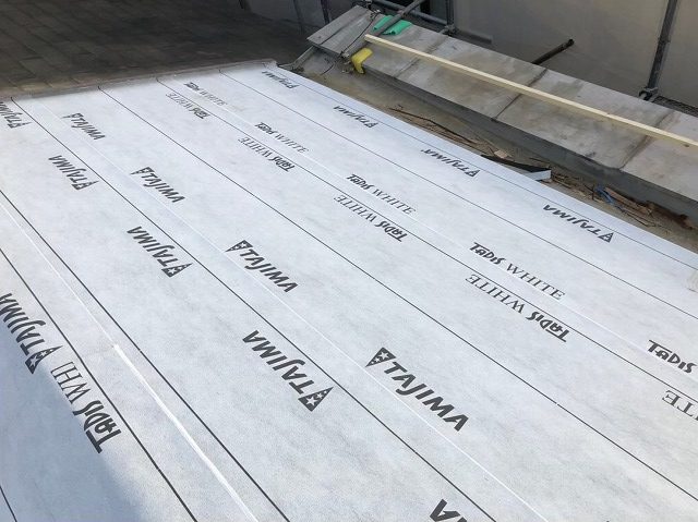 防水紙を上下左右重ねて設置